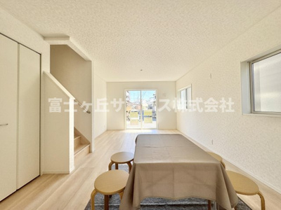 【居間・リビング】 | 静岡市葵区古庄5丁目 4期 新築一戸建て 5号棟 | リビングです