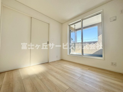 【洋室】 | 静岡市葵区古庄5丁目 4期 新築一戸建て 5号棟 | バルコニーに面した洋室です