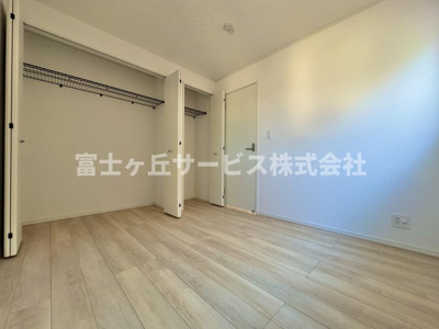 【洋室】 | 静岡市葵区古庄5丁目 4期 新築一戸建て 5号棟 | 収納もある洋室です