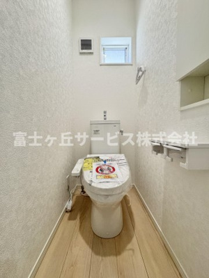【トイレ】 | 静岡市葵区古庄5丁目 4期 新築一戸建て 5号棟 | 1Fトイレです
2Fにも同タイプのトイレがあります