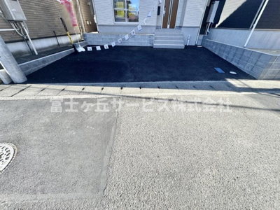 【駐車場】 | 静岡市葵区古庄5丁目 4期 新築一戸建て 5号棟 | 車種により2台駐車可能です