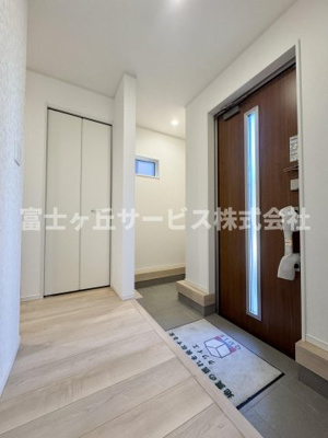 【玄関】 | 静岡市葵区古庄5丁目 4期 新築一戸建て 5号棟 | 収納もある玄関です