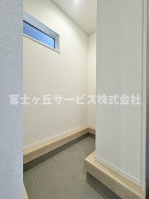 【収納】 | 静岡市葵区古庄5丁目 4期 新築一戸建て 5号棟 | 玄関にある土間収納です