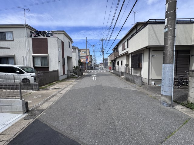 松戸市古ケ崎２丁目新築戸建【北部小学校：9分】の前面道路含む現地写真|東側前面道路・幅員約5.9ｍ