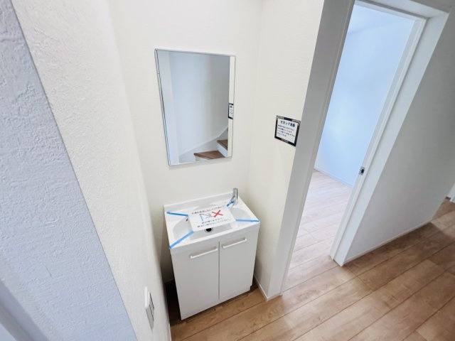 松戸市古ケ崎２丁目新築戸建【北部小学校：9分】の玄関|セカンド洗面つき