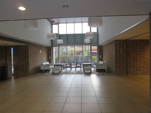 和泉府中レジデンスタワーのロビー