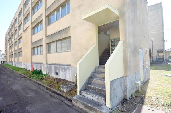 ビレッジハウス宝地2号棟のエントランス