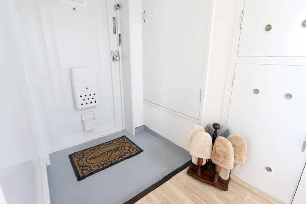 ビレッジハウス白鳥台1号棟の玄関|モデルルームの写真です