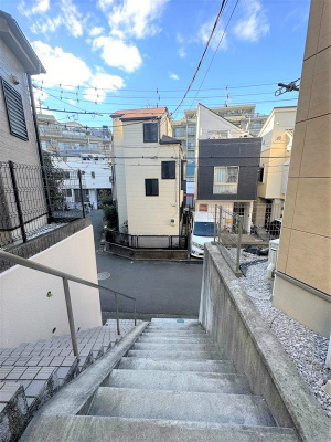 DTハウス神大寺のエントランス