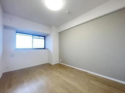 【寝室】 | チサンマンション松原 | 木目のフローリングが暖かみのある室内に。明るい寝室で心地のいい朝を迎えられそう。