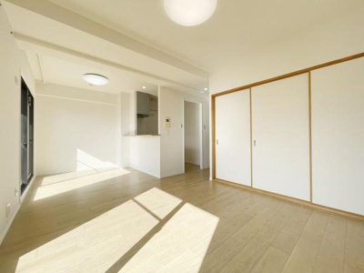 【居間・リビング】 | チサンマンション松原 | 大切なご家族が集まるからこそＬＤＫはこだわりたい！休日はおひさまの光をたっぷりと取りこめるリビングでゆったりと過ごしませんか？子供たちが元気に笑いながら走り回っても十分な広さの空間です。