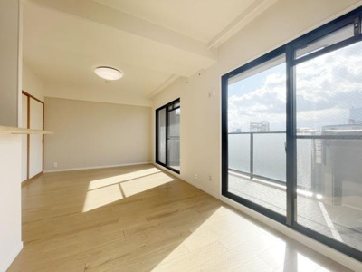 【居間・リビング】 | チサンマンション松原 | 室内にいても、たっぷりの陽光と爽やかな風を感じて頂けます！
ご家族と穏やかに過ごす、心地の良い時間が流れます。