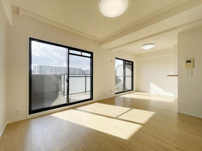 【居間・リビング】 | チサンマンション松原 | 家族の笑い声が聞こえてきそうな大空間♪大きめのLDKはそれだけで心が和みます。家族揃ってリビングで過ごすお休みの日が、楽しみになる場所となることでしょう。