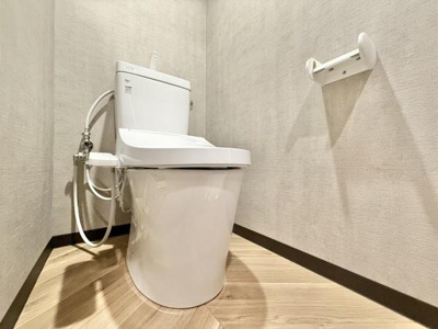 【トイレ】 | とがグリーンハイツ | 節水型でエコなトイレには、今では当たり前のウォシュレット付き。便座を温める機能付き！