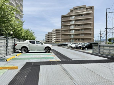 【駐車場】 | とがグリーンハイツ | お車の出し入れも楽々ですね♪駐車場空有です！
