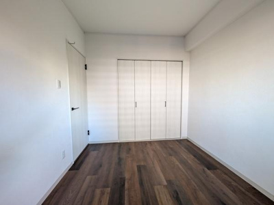 【洋室】 | 朝日プラザ松原Ａ棟 | 全居室には収納を完備！普段使いのお洋服や小物はもちろん、季節物のお洋服などもしっかりと整理整頓おしまい頂けます。居室空間をより広く隅々までお使いいただけますね♪