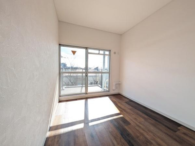 【洋室】 | 朝日プラザ松原Ａ棟 | 大きな窓からたっぷりの日差しが降り注ぐ明るい室内です。気持ちの良い朝日を受けて、目覚めの良い健康的な朝を迎えられそうです。 