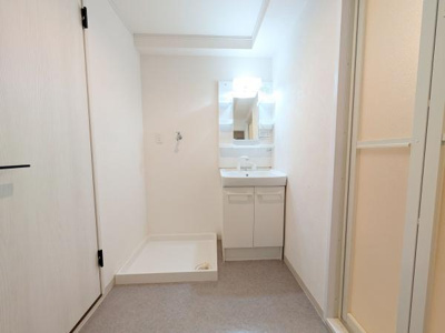 【独立洗面台】 | 朝日プラザ松原Ａ棟 | 明るく、使い勝手の良い洗面所です！
髪のセットやお化粧もストレスなくこなせ、朝から気分良く通勤通学に向かえそうですね！