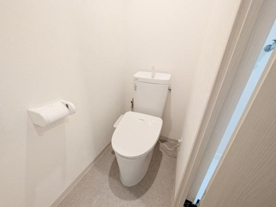 【トイレ】 | 朝日プラザ松原Ａ棟 | 節水型でエコなトイレには、今では当たり前のウォシュレット付き。便座を温める機能付き！

