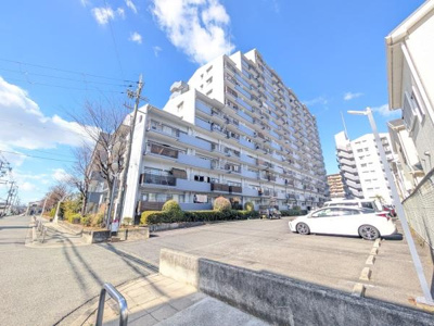 【外観】 | 朝日プラザ松原Ａ棟 | 大阪メトロ御堂筋線「北花田」駅が徒歩19分。
閑静な住宅街で小さなお子様がいらっしゃるご家庭でも安心してお住まい頂けます！！