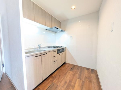 【キッチン】 | 朝日プラザ松原Ａ棟 | 三口コンロでお料理がはかどりますね♪日当たりもよく明るいキッチンですのでお料理も気分よくできそうです！