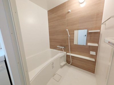 【浴室】 | 朝日プラザ松原Ａ棟 | アクセントパネルで落ち着きのある雰囲気を演出♪毎日の疲れを癒やすバスタイムを。