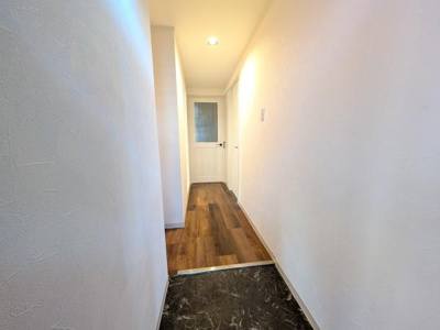 【玄関】 | 朝日プラザ松原Ａ棟 | シューズボックスで散らかりがちな玄関もスッキリ！
気持ちの良い朝は、毎日ここからスタートしていきます♪