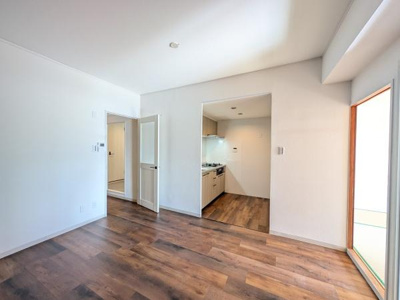 【居間・リビング】 | 朝日プラザ松原Ａ棟 | ここにはみんなが集い、食事と楽しい会話が始まる。話に夢中になりすぎて、ついつい時を忘れてしまう。そんな束の間の幸せを感じさせてくれる場所。