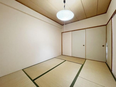 【和室】 | キャスビック田井城 | LDKと隣接した6畳の和室。
お子様の遊び部屋・お昼寝スペースとして使うのもオススメです♪