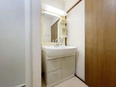 【独立洗面台】 | キャスビック田井城 | ゆとりの洗面スペースで朝の身支度も快適スムーズに！