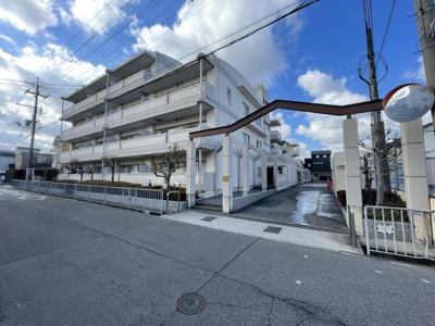 【外観】 | キャスビック田井城 | 近鉄南大阪線「高見ノ里」駅が徒歩9分。通勤にも外出にもアクセス良好。家族でおでかけすることも増えそうですね♪