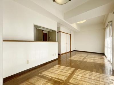 【居間・リビング】 | キャスビック田井城 | ここにはみんなが集い、食事と楽しい会話が始まる。話に夢中になりすぎて、ついつい時を忘れてしまう。そんな束の間の幸せを感じさせてくれる場所。