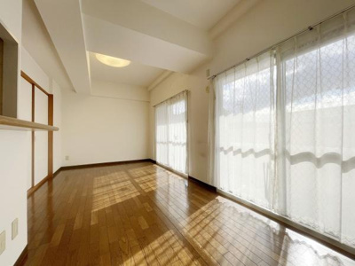 【居間・リビング】 | キャスビック田井城 | 室内にいても、たっぷりの陽光と爽やかな風を感じて頂けます！
ご家族と穏やかに過ごす、心地の良い時間が流れます。