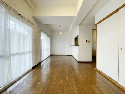 【居間・リビング】 | キャスビック田井城 | 家族の笑い声が聞こえてきそうな大空間♪大きめのLDKはそれだけで心が和みます。家族揃ってリビングで過ごすお休みの日が、楽しみになる場所となることでしょう。