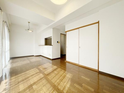 【居間・リビング】 | キャスビック田井城 | ご家族の対話を重視したリビング！『ただいま！』『おかえり！』の声がいつも聞こえて安心です♪ 