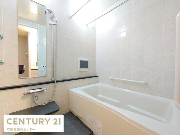 【浴室】 | クロスタワー大阪ベイ | 浴室暖房乾燥機付きのバスルーム！
雨の日の洗濯物も楽々です！
