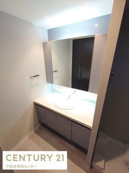 【独立洗面台】 | クロスタワー大阪ベイ | 大きな鏡付きの独立洗面台！