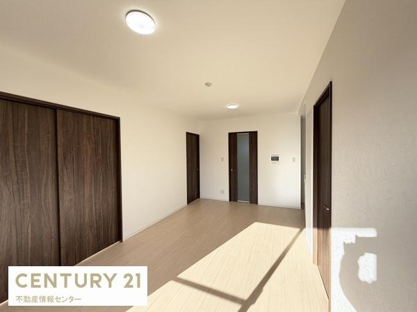 【居間・リビング】 | ユニアルス九条プレジオ | 〇室内リフォーム済(令和７年１０月完了）
　南向きのバルコニーで陽当り、通風良好です！