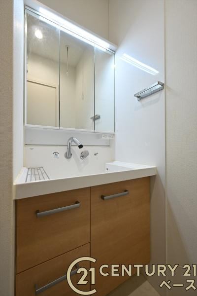 北葛城郡河合町広瀬台２丁目の中古一戸建の独立洗面台|■三面鏡タイプのミラーキャビネット！