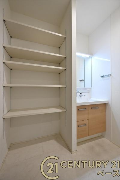 北葛城郡河合町広瀬台２丁目の中古一戸建の独立洗面台|■広々とした洗面スペースには可動棚収納スペースもございます！