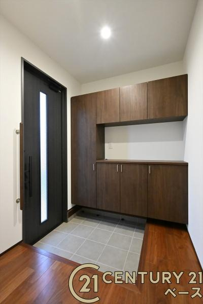北葛城郡河合町広瀬台２丁目の中古一戸建の玄関|広くて明るい玄関！大容量シューズボックス完備！
