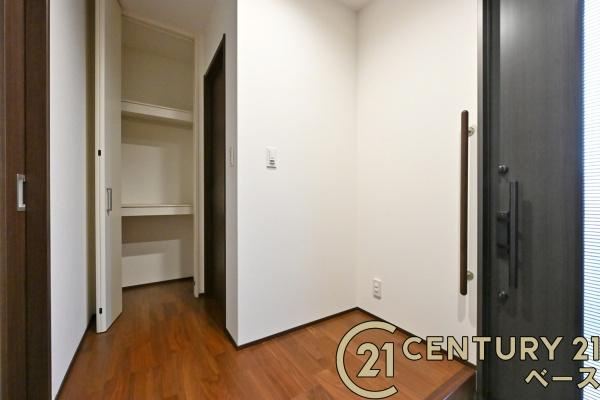 北葛城郡河合町広瀬台２丁目の中古一戸建の玄関|■すっきりとした明るい玄関が家族やお客様を迎えてくれます！
　あると便利な廊下収納もございます！