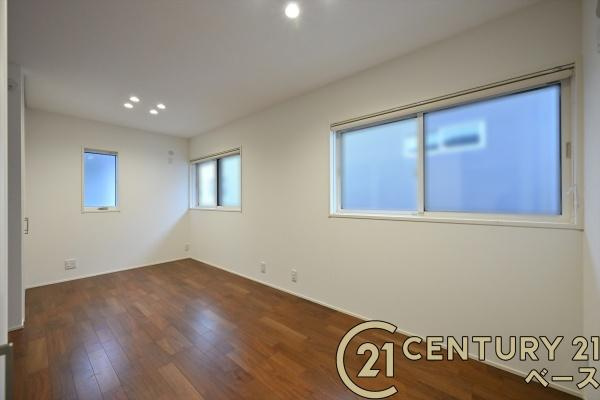 北葛城郡河合町広瀬台２丁目の中古一戸建の洋室|■南向きで日当たりのよい明るい雰囲気の洋室約７.３帖です！
　出入口が２カ所あり、間仕切りしてお部屋をわけることが可能です。