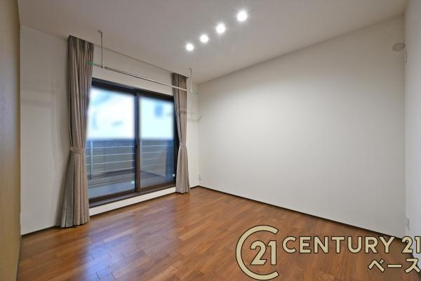 北葛城郡河合町広瀬台２丁目の中古一戸建の洋室|■バルコニーに面した開放感のあるお部屋です！