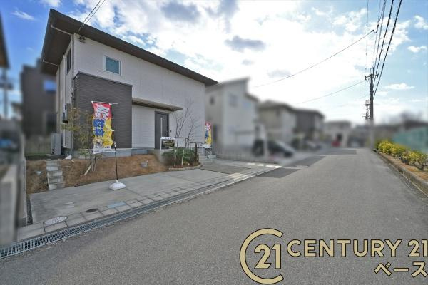 北葛城郡河合町広瀬台２丁目の中古一戸建の前面道路含む現地写真|■前面道路約６ｍでお車の出し入れも楽々！