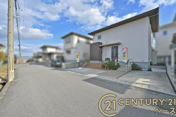 北葛城郡河合町広瀬台２丁目の中古一戸建の前面道路含む現地写真|■スーパーやコンビニが徒歩圏内に近接しています。