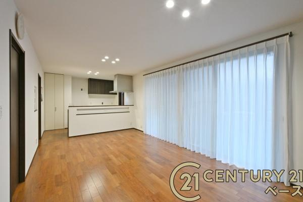 北葛城郡河合町広瀬台２丁目の中古一戸建の居間・リビング|■ご家族でくつろいでいただける広々したＬＤＫ！