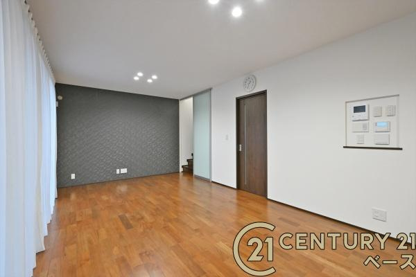 北葛城郡河合町広瀬台２丁目の中古一戸建の居間・リビング|■南向きの大きな窓から柔らかい光が射し込みます。