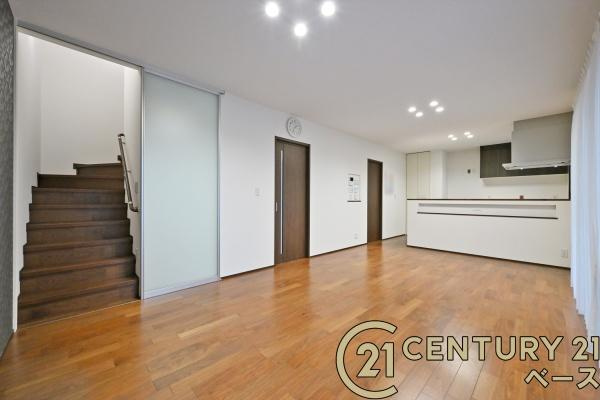 北葛城郡河合町広瀬台２丁目の中古一戸建の居間・リビング|■家計と環境に優しい！断熱性・保温性に優れたペアガラスを使用しています！