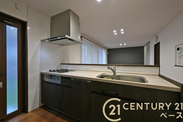 北葛城郡河合町広瀬台２丁目の中古一戸建のキッチン|■収納力と使いやすさを追求したシステムキッチンです！食洗機付きで毎日の洗い物も楽々！